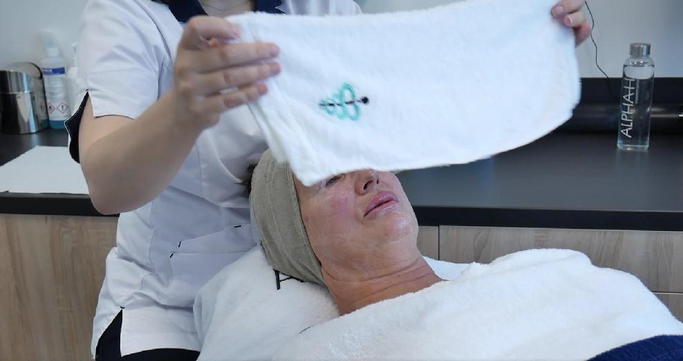 Vrouw gezichtsbehandeling